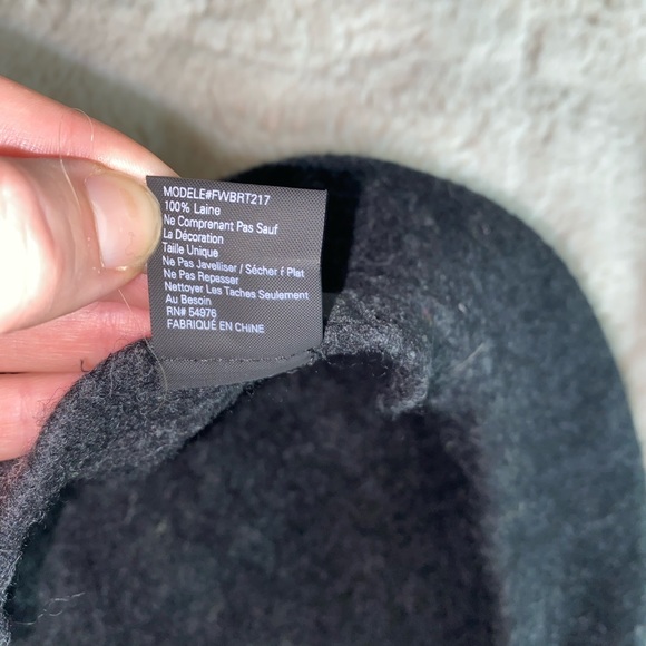 Fashion Nova David &Young Women’s Black Felt Beret - Picture 6 of 6